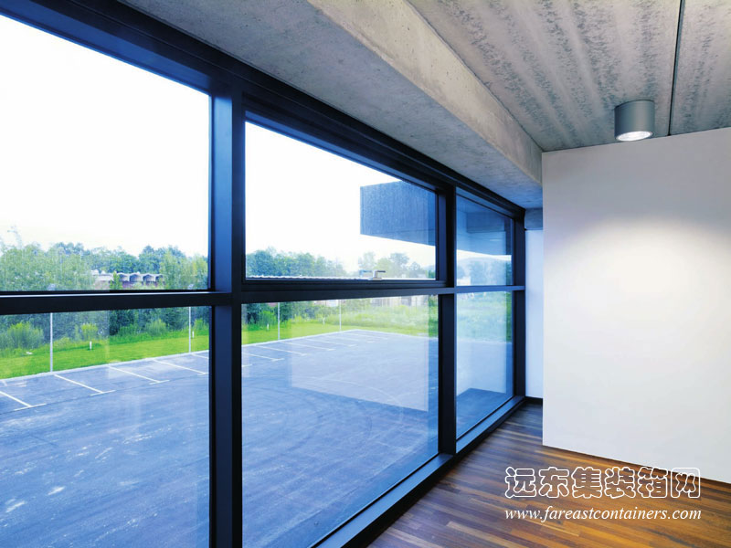 OFIS事務(wù)所集裝箱式建筑的室內落地窗細節