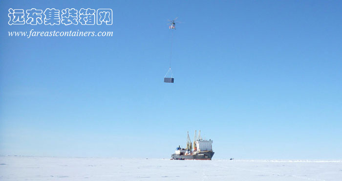 海運集裝箱被運送到集裝箱建筑的建造地點(diǎn)