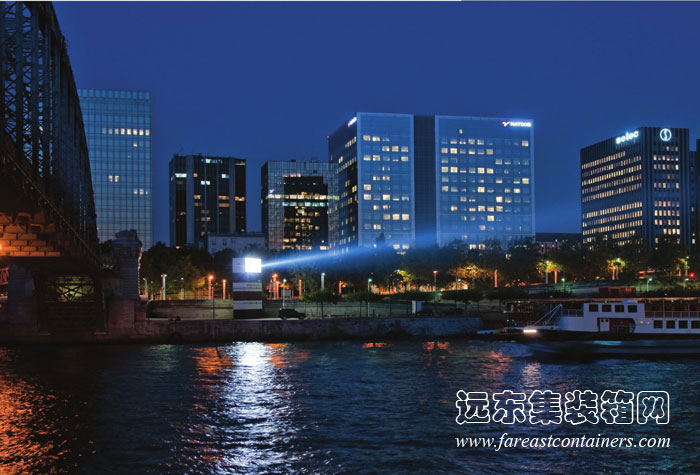 集裝箱建筑:巴黎集裝箱移動(dòng)燈塔外觀(guān)及周?chē)h(huán)境