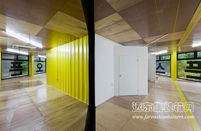 APAP open school 集裝箱學(xué)校內部的大拐角處