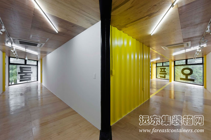 APAP open school 集裝箱學(xué)校內部的大拐角處